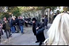 Ασέβεια και αίσχος - Η Ελένη Λουκά έκανε «ντου» στην κηδεία του Τζίμη Πανούση και ούρλιαζε «αναρχοκουμούνι τώρα θα καίγεσαι στην κόλαση» [Βίντεο]