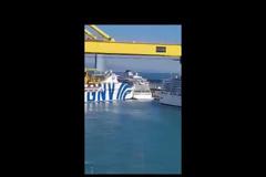 Τεράστιο φέρρυ πέφτει πάνω σε κρουαζιερόπλοιο στην Βαρκελώνη [video]