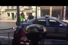 Οδηγός με Porsche Cayenne στο κέντρο της Αθήνας κατηγορεί  άντρες της Τροχαίας ότι κάνουν κατάχρηση εξουσίας όταν του παίρνουν το δίπλωμα– Βίντεο ντοκουμέντο!