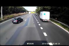 Πήγε να προσπεράσει από δεξιά και δείτε τι έγινε! Από θαύμα γλίτωσε η βελγίδα οδηγός! [video]