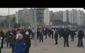 ΘΕΣΣΑΛΟΝΙΚΗ: ΑΦΙΣΕΣ ΜΕ ΣΥΝΘΗΜΑΤΑ ΚΑΤΑ ΤΟΥ ΓΙΑΝΝΗ ΜΠΟΥΤΑΡΗ ΣΤΗΝ ΠΛΑΤΕΙΑ ΤΟΥ ΛΕΥΚΟΥ ΠΥΡΓΟΥ