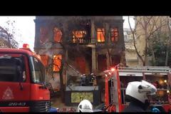 ΤΩΡΑ: Εθνικιστές πυρπόλησαν με μολότοφ το κτίριο όπου στεγάζεται η κατάληψη Libertatia στη Θεσσαλονίκη [Εικόνες-Βίντεο]