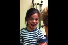 Πήγε την κόρη της για εμβόλιο, και έγινε το έλα να δεις! [video]