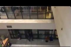 Ομάδα κουκουλοφόρων επιτέθηκε στον Βελόπουλο στη διάρκεια ομιλίας του [Βίντεο]