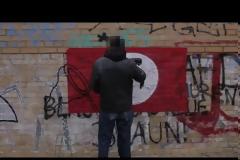 Η σβάστικα που έγινε μύγα. Πώς μια ομάδα καλλιτεχνών μετέτρεψε τα ναζιστικά σύμβολα σε χρωματιστά γκράφιτι