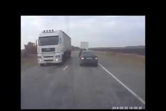 ΣΥΓΚΛΟΝΙΣΤΙΚΟ ΒΙΝΤΕΟ: Δείτε τι συμβαίνει όταν υπερεκτιμάς τα περιθώρια που έχεις για προσπέραση [Video]