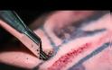 Θες να κάνεις tattoo; Μετά από αυτό το super κοντινό βίντεο, νομίζω πως θα το ξανασκεφτείς