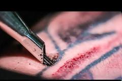 Θες να κάνεις tattoo; Μετά από αυτό το super κοντινό βίντεο, νομίζω πως θα το ξανασκεφτείς