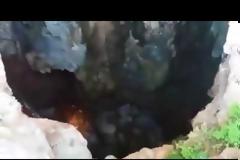 Πέταξαν τα κουταβάκια σε βάραθρο 15 μέτρων [video]