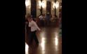Αγοράκι κλέβει την παράσταση χορεύοντας σε γαμήλια δεξίωση [Video]