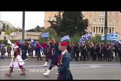 Συλλαλητήριο Αθήνα: Η συγκλονιστική αλλαγή φρουράς των ευζώνων υπο το «Μακεδονία Ξακουστή»