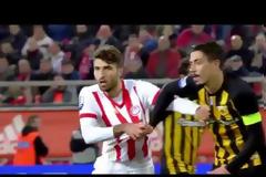 Ολυμπιακός - ΑΕΚ 1-2: Η στιγμή της «έκρηξης» του Μποτία μπροστά στον Ευβοιώτη Βασίλη Καμπούρη - Έσπρωξε τον διαιτητή και αποβλήθηκε! (ΒΙΝΤΕΟ)