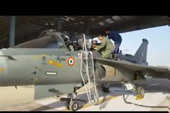 Οι αρχηγοί USAF και ινδικής Αεροπορίας πετούν με LCA Tejas! [video]