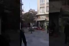Ακροδεξιοί επιτίθενται στο στέκι ΕΜΠΡΟΣ (βίντεο)