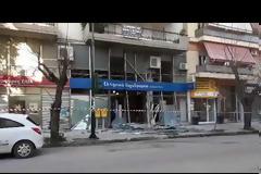 Πάτρα: Πέταξαν γκαζάκια τα ξημερώματα - Εκρήξεις σε υποκατάστημα ΕΛΤΑ [photos+video]