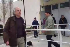 Με αγκαλιές και χειροκροτήματα βγήκε ο Κουφοντίνας από τη φυλακή [Βίντεο]