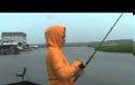 Κι εκεί που ψάρευε ανέμελη… συνέβη το απίστευτο! [video]