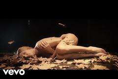 Τα πέταξε όλα στο νέο της βίντεο κλιπ η @Τάμτα  #music #Radio #grxpress #gossip #celebritiesnews