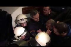 Βίντεο: Ένταση με μέλη του «Δεν πληρώνω» σε συμβολαιογραφείο - «Ελάτε κορίτσια» λέγανε τα ΜΑΤ - Τους πήραν σηκωτούς με περιπολικά στη ΓΑΔΑ