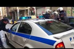 Βίντεο: Ένταση με μέλη του «Δεν πληρώνω» σε συμβολαιογραφείο - «Ελάτε κορίτσια» λέγανε τα ΜΑΤ - Τους πήραν σηκωτούς με περιπολικά στη ΓΑΔΑ