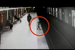 Μιλάνο: Η στιγμή που 2χρονος πέφτει στις γραμμές του μετρό! [video]