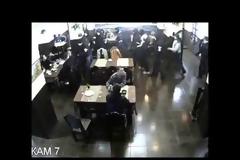 Μπαίνουν 35 μαφιόζοι στο μπαρ. Προσέξτε τι κάνει αυτός ο τύπος στην μέση [video]