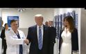 Αυτή τη φορά έπιασε… αντίχειρα! Βήμα - βήμα ο Τραμπ - Τον άφησε στα… κρύα του λουτρού η Μελάνια [photo+video]