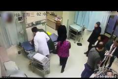 Σοκαριστικό βίντεο: Ανδρας εγκαταλείπει μωρό σε δρόμο, μέσα στην παγωνιά