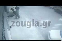 Ληστές ντυμένοι μασκαράδες με καλάσνικοφ «μπούκαραν» σε ιχθυοπωλείο στου Ρέντη  [Βίντεο]