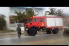 Η στιγμή της διάσωσης των εγκλωβισμένων στη Βελίκα Λάρισας (βίντεο)