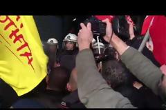 ΣΥΜΒΟΛΑΙΟΓΡΑΦΟΙ: ΠΑΡΑΠΛΗΡΟΦΟΡΗΣΗ ΤΗΣ ΚΟΙΝΗΣ ΓΝΩΜΗΣ ΑΠΟ ΣΥΛΛΟΓΙΚΟΤΗΤΕΣ