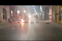 Πεδίο μάχης το κέντρο της Πάτρας ανάμεσα σε αστυνομικούς και αντιεξουσιαστές (βίντεο)