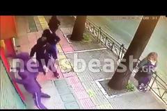 Βίντεο ΣΟΚ από την καταδρομική επίθεση αντιεξουσιαστών σε εμπορικά καταστήματα στην Πατησίων