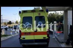 Συγκλονίζουν οι εικόνες της εξόδου από το νοσοκομείο του πατέρα που έχασε σύζυγο και κόρη στο πολύνεκρο τροχαίο στην Κρήτη [photos+video]