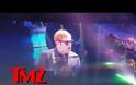Ο Elton John κατέβηκε από την σκηνή φωνάζοντας στους θαυμαστές του «Τα σκατ@@ατε» #music #Radio #grxpress #gossip #celebritiesnews