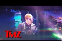 Ο Elton John κατέβηκε από την σκηνή φωνάζοντας στους θαυμαστές του «Τα σκατ@@ατε» #music #Radio #grxpress #gossip #celebritiesnews