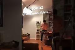 Τον βάζουν ημίγυμνος στο Tατουάζ μπας και ανεβάσει τα ποσοστά...