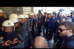 Ένταση και ξύλο σε διαμαρτυρίες κατά των πλειστηριασμών σε Αθήνα και Θεσσαλονίκη [Βίντεο-Εικόνες]