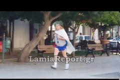 Ποιος είναι ο ελαιοστεφανωμένος που κυκλοφορεί στη Λαμία; [photos+video]