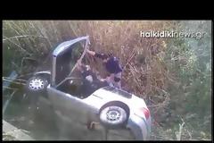 Καρέ-καρέ η διάσωση οδηγού - Έχασε τον έλεγχο κι έπεσε από γέφυρα στη Χαλκιδική (βίντεο)