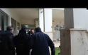 Χαμογελαστός στον ανακριτή 30χρονος που συνελήφθη για αποπλάνηση μαθητών – Οργή στα δικαστήρια [Βίντεο]