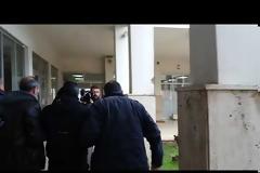 Χαμογελαστός στον ανακριτή 30χρονος που συνελήφθη για αποπλάνηση μαθητών – Οργή στα δικαστήρια [Βίντεο]