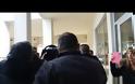 Χαμογελαστός στον ανακριτή 30χρονος που συνελήφθη για αποπλάνηση μαθητών – Οργή στα δικαστήρια [Βίντεο]