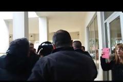 Χαμογελαστός στον ανακριτή 30χρονος που συνελήφθη για αποπλάνηση μαθητών – Οργή στα δικαστήρια [Βίντεο]