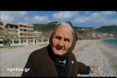 Γιαγιά ψάχνει στην παραλία της Ναυπάκτου ξύλα για το τζάκι (ΔΕΙΤΕ ΒΙΝΤΕΟ)