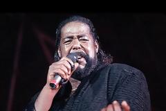Barry White: Τρελές πωλήσεις μετά θάνατον!