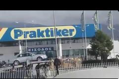 Πάτρα: Καζάνι που βράζει πάλι το Λιμάνι - Νέο ντου εκατοντάδων μεταναστών - Ισχυρή δύναμη της ΕΛ.ΑΣ και ΜΑΤ στην περιοχή [photos+video]