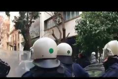 Ξύλο ΜΑΤ σε διαδηλωτές για τους πλειστηριασμούς- Τραυματίες, συλλήψεις και προσαγωγές [photos+video]