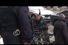 Βίντεο: Σταμάτησαν τελευταία στιγμή επίθεση κατά της Μέρκελ!