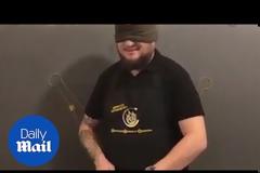 Με τα μάτια κλειστά ψιλοκόβει λαχανικά Τούρκος σεφ [video]